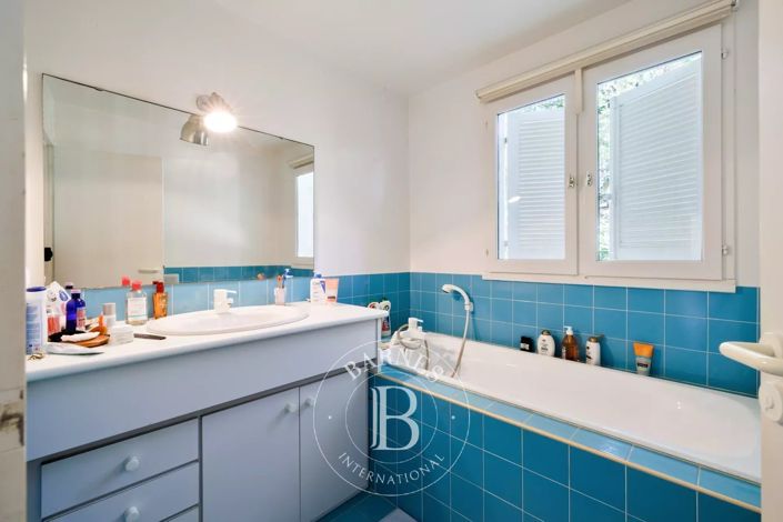 Image No.29-8 Bed House for sale