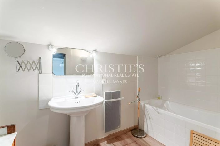 Image No.20-13 Bed House for sale