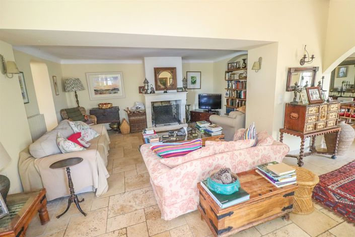 Image No.9-6 Bed House for sale