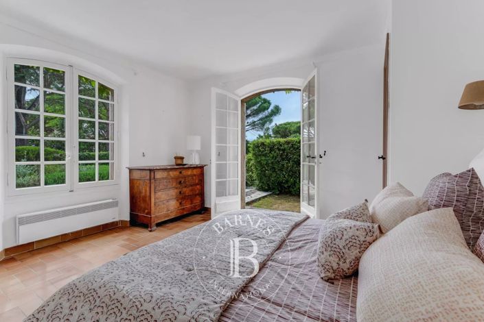 Image No.8-6 Bed House for sale