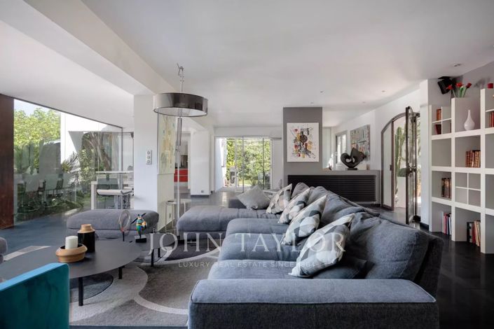Image No.8-7 Bed House for sale