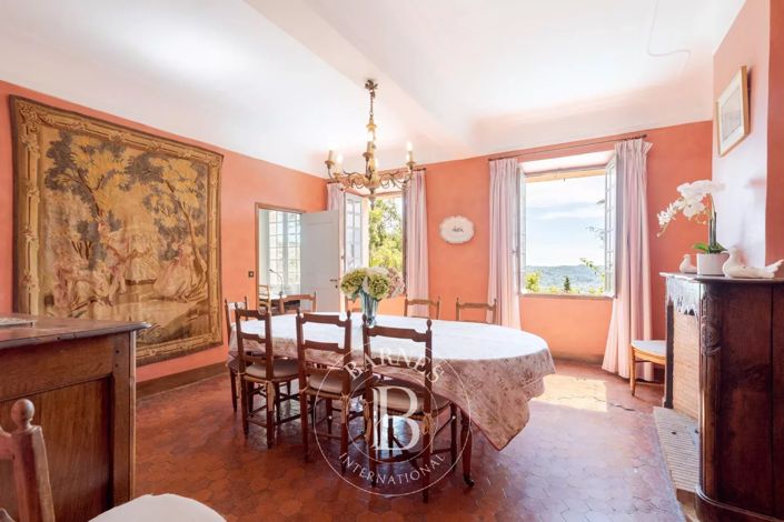 Image No.6-11 Bed House for sale
