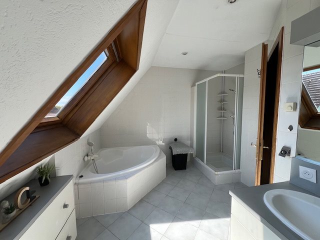 Image No.8-5 Bed House for sale