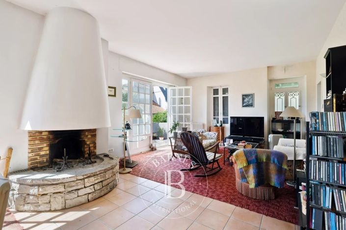 Image No.6-5 Bed House for sale