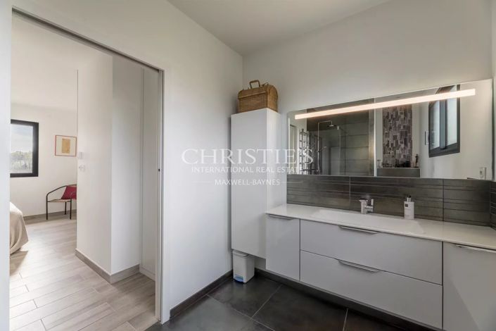 Image No.11-3 Bed House for sale