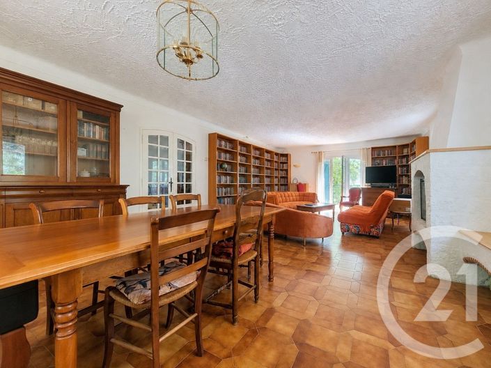Image No.8-5 Bed House for sale