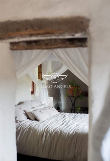 Image No.28-5 Bed Property for sale