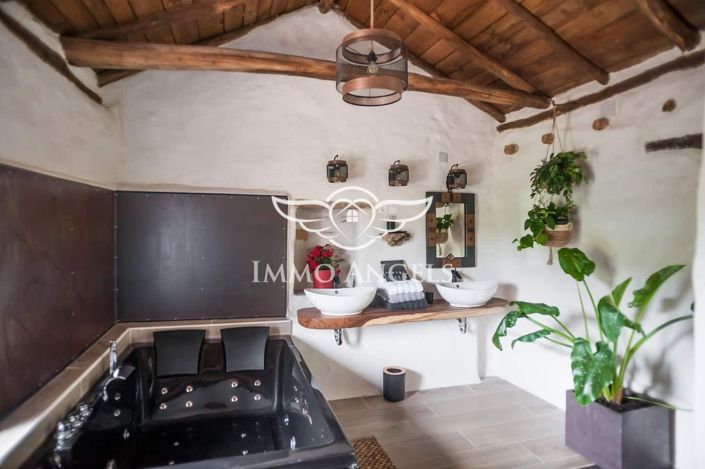 Image No.30-5 Bed Property for sale