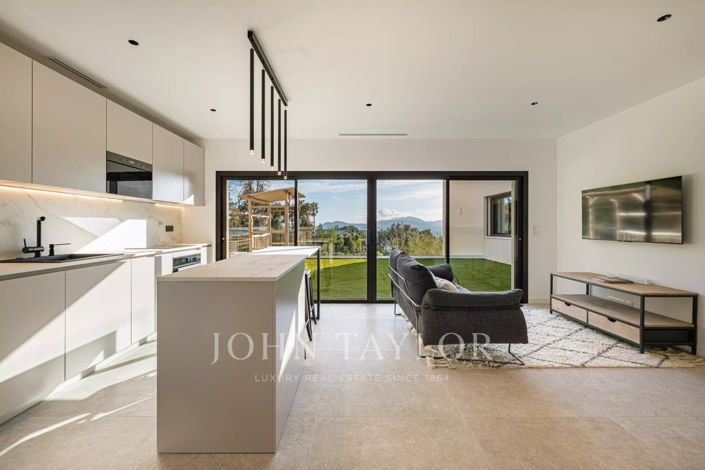 Image No.22-6 Bed House for sale