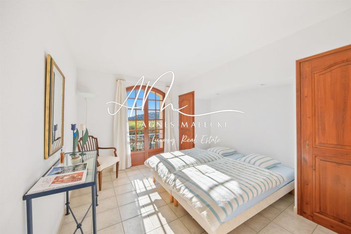 Image No.8-5 Bed House for sale