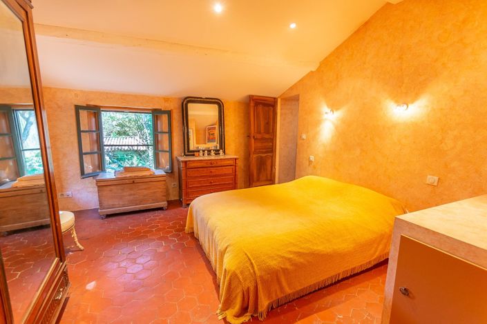 Image No.27-10 Bed House for sale