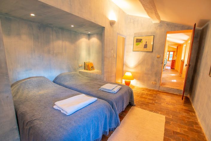 Image No.30-10 Bed House for sale