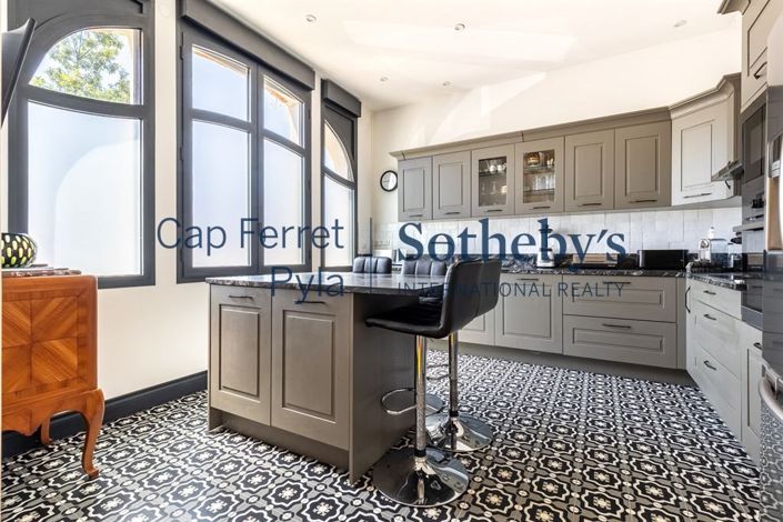 Image No.8-5 Bed House for sale
