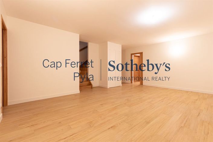 Image No.12-7 Bed Property for sale
