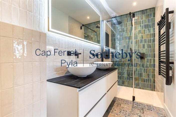 Image No.14-7 Bed Property for sale
