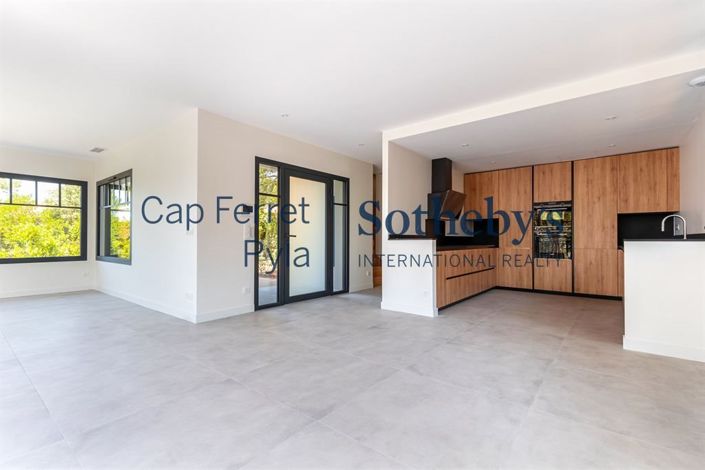 Image No.8-7 Bed Property for sale