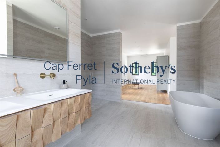 Image No.18-5 Bed House for sale