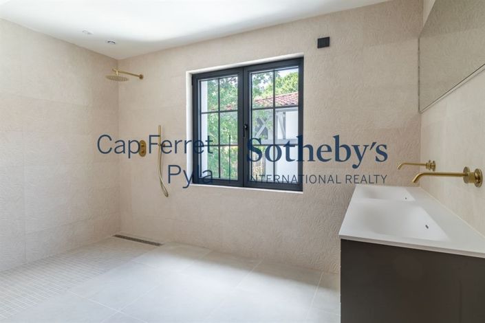 Image No.20-5 Bed House for sale