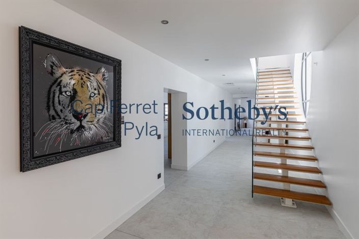 Image No.8-5 Bed House for sale