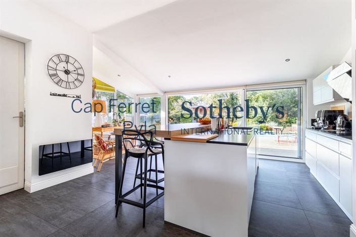 Image No.8-6 Bed House for sale