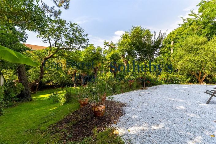 Image No.8-6 Bed House for sale