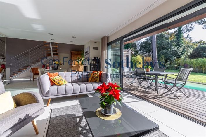 Image No.8-5 Bed House for sale