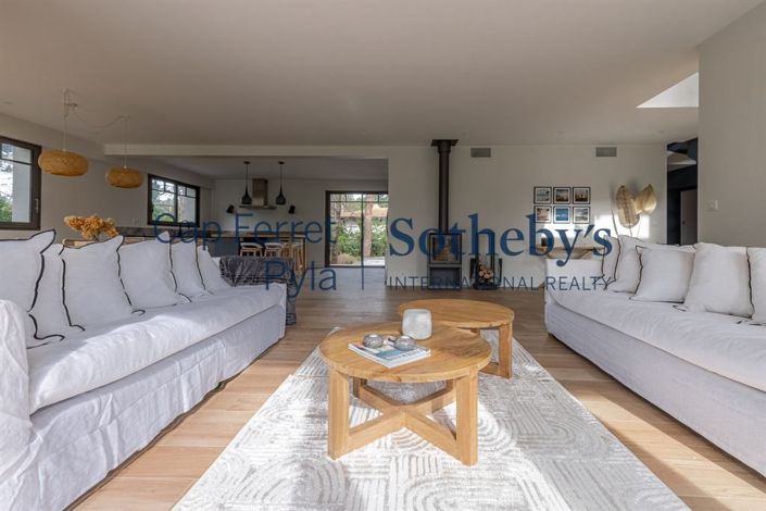 Image No.11-5 Bed Property for sale