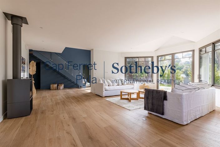 Image No.12-5 Bed Property for sale