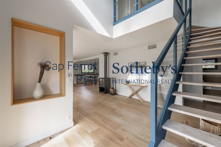 Image No.8-5 Bed Property for sale