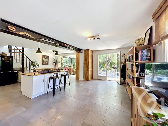 Image No.8-5 Bed House for sale