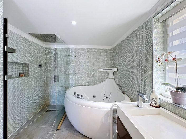Image No.9-5 Bed House for sale