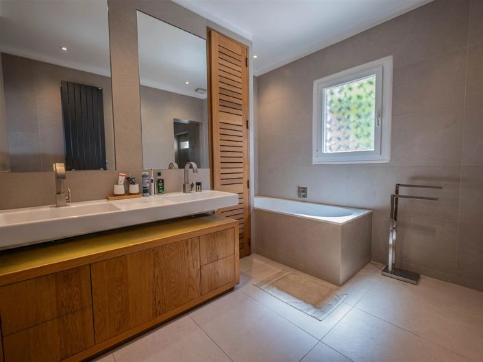 Image No.14-5 Bed House for sale
