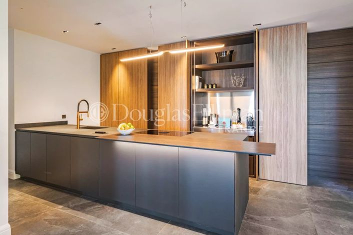 Image No.8-5 Bed House for sale