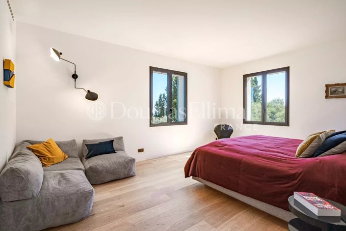 Image No.9-5 Bed House for sale