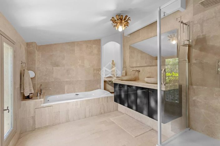 Image No.19-5 Bed House for sale