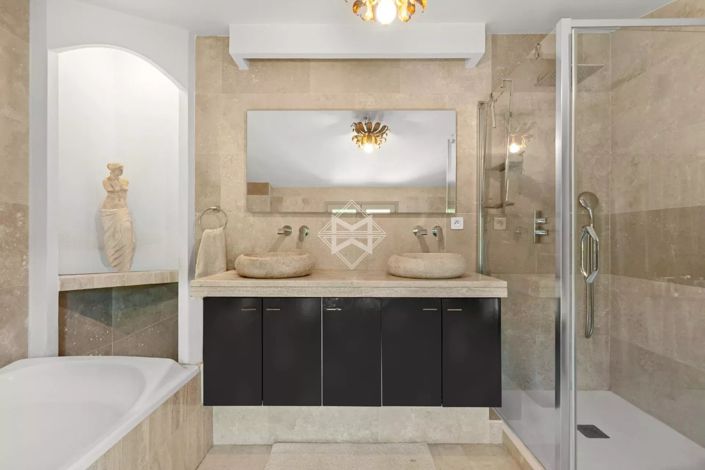Image No.20-5 Bed House for sale
