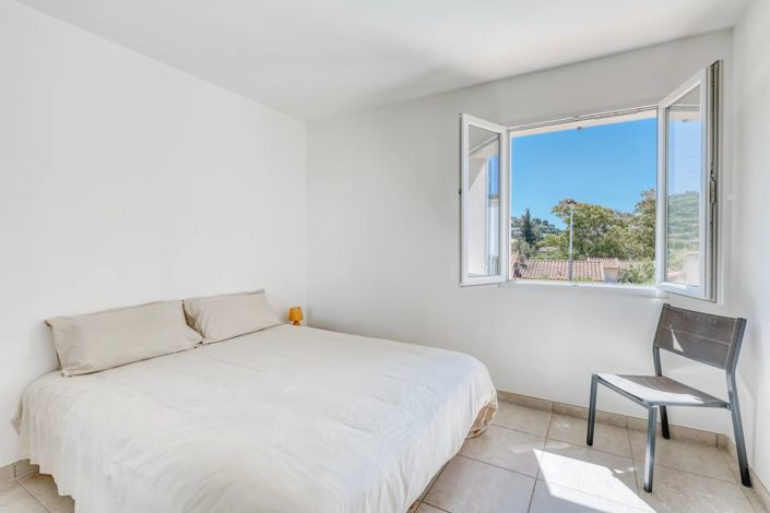 Image No.10-3 Bed House for sale