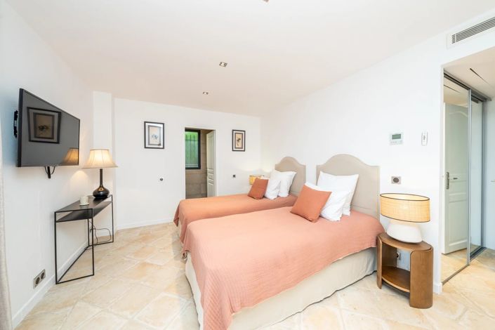 Image No.24-7 Bed House for sale