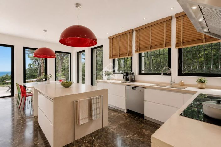 Image No.8-4 Bed House for sale