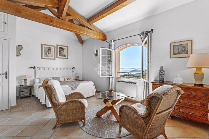 Image No.8-4 Bed House for sale