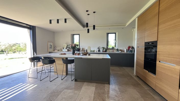 Image No.8-5 Bed House for sale