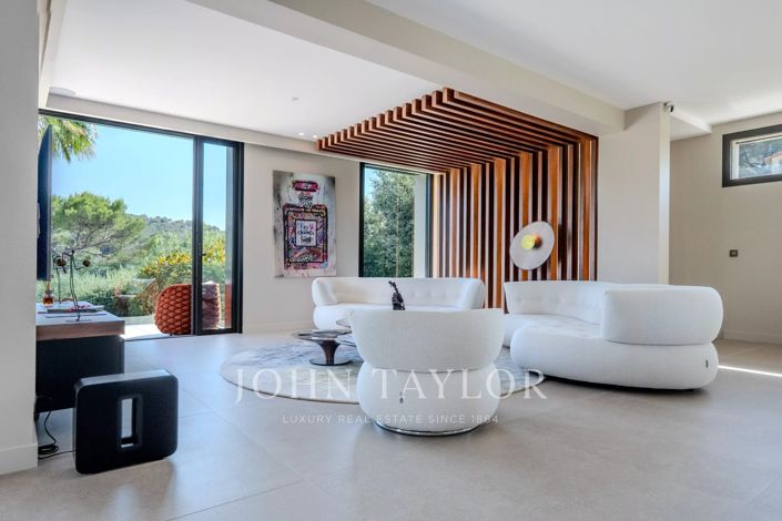 Image No.21-5 Bed House for sale