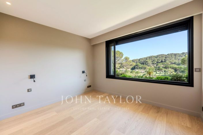 Image No.24-5 Bed House for sale