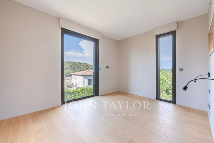Image No.25-5 Bed House for sale