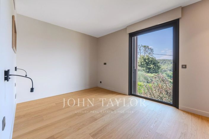 Image No.26-5 Bed House for sale
