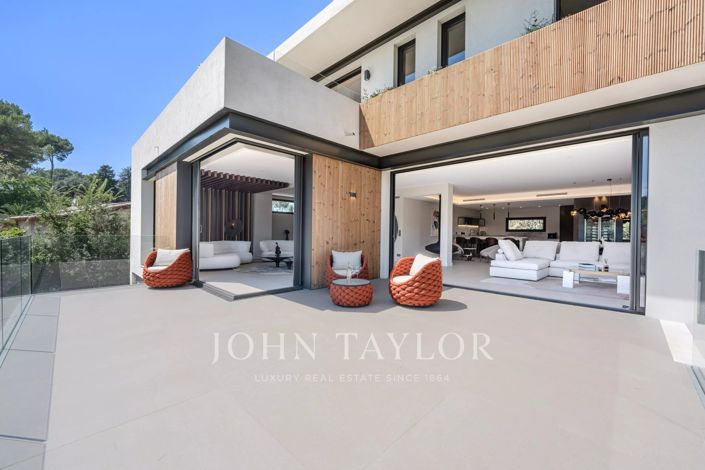 Image No.8-5 Bed House for sale