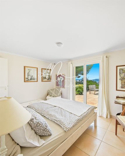 Image No.8-5 Bed House for sale