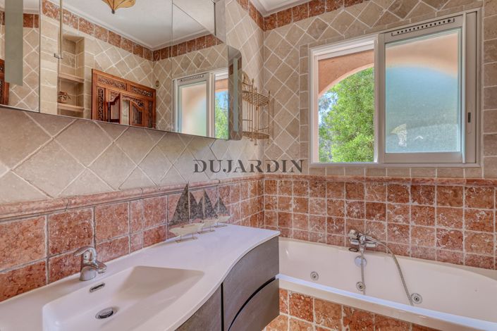 Image No.8-6 Bed House for sale