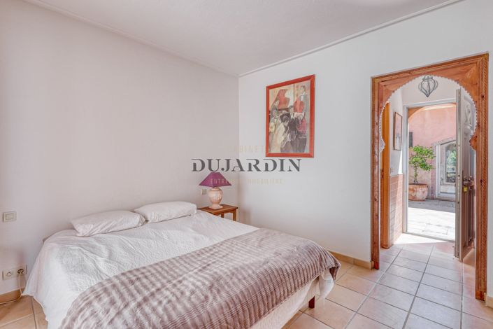 Image No.9-6 Bed House for sale