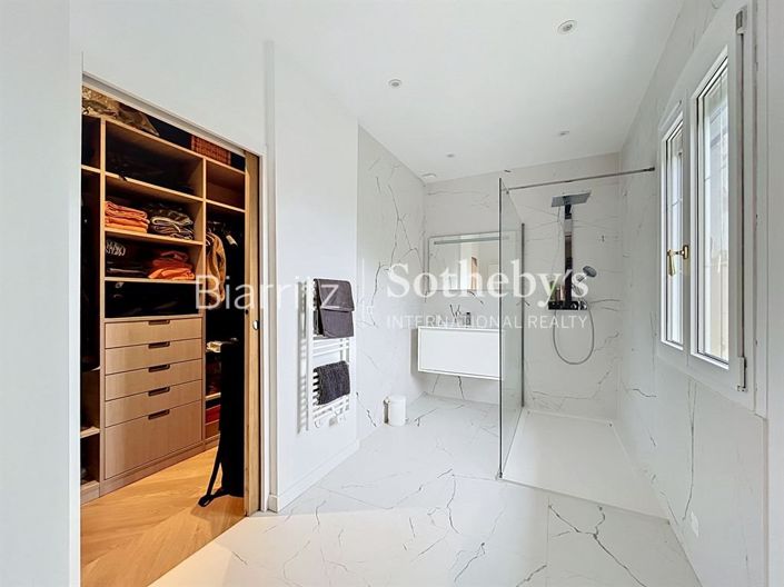 Image No.17-4 Bed House for sale